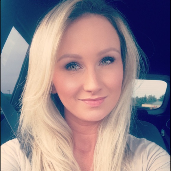 Meet your Posher, Tia - Picture 4 of 7